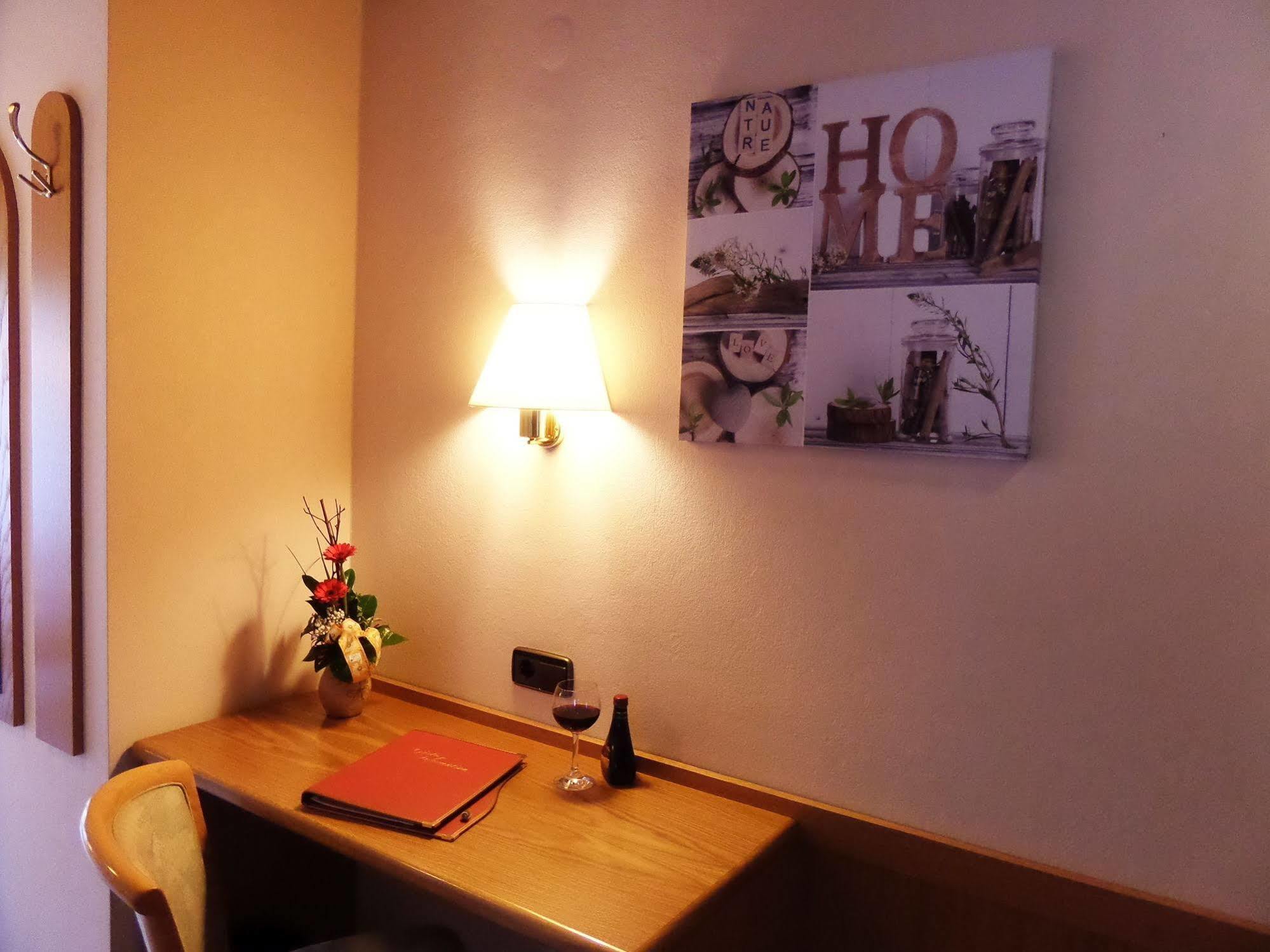 Hotel - Gasthof Blume ออปเพอเนา ภายนอก รูปภาพ